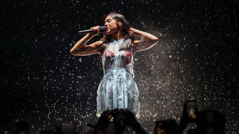 Une robe qui se dissout, un immense parterre de fleurs… Olivia Rodrigo dévoile une scénographie spectaculaire pour sa