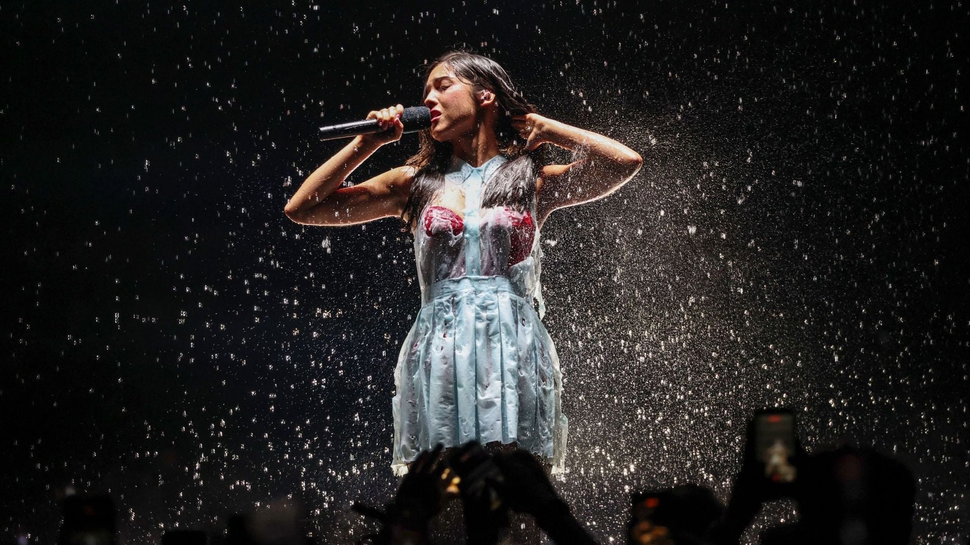 Une robe qui se dissout, un immense parterre de fleurs… Olivia Rodrigo dévoile une scénographie spectaculaire pour sa