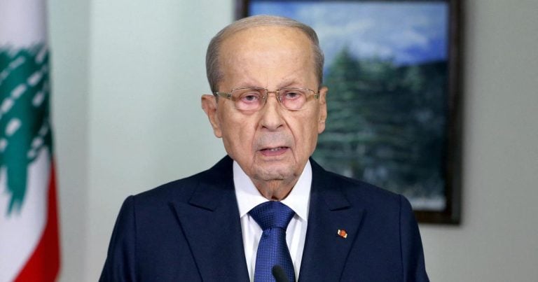 Michel Aoun prononçant un discours télévisé à Baabda, à l’est de la capitale Beyrouth, le 13 octobre 2022