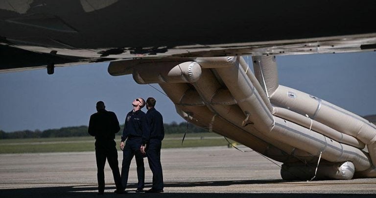 Donald Trump : un toboggan d'urgence déployé par erreur à Joint Base Andrews