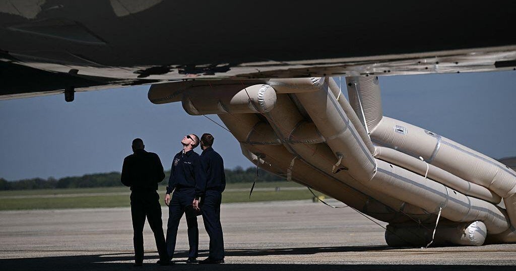 Donald Trump : un toboggan d'urgence déployé par erreur à Joint Base Andrews