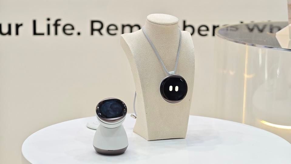 iKairos : Lingverse Présente Un Assistant IA Hybride Entre Bijou Et Robot