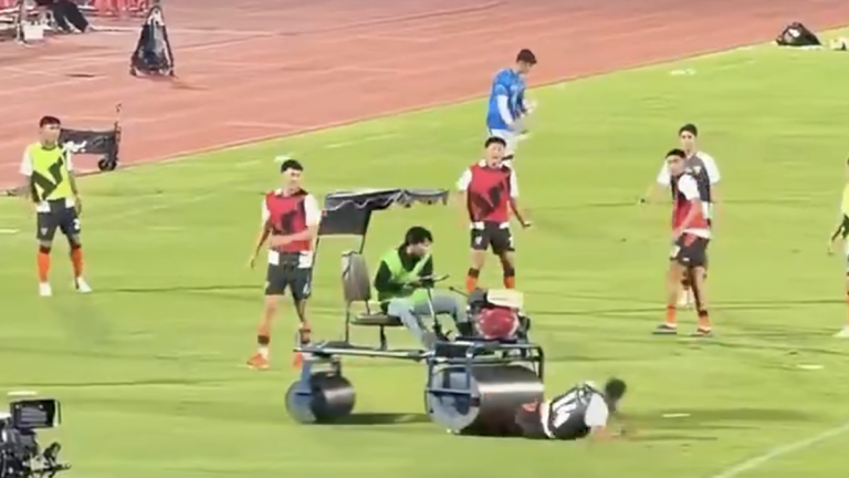 Andros Townsend percuté et écrasé par un rouleau de gazon en Thaïlande