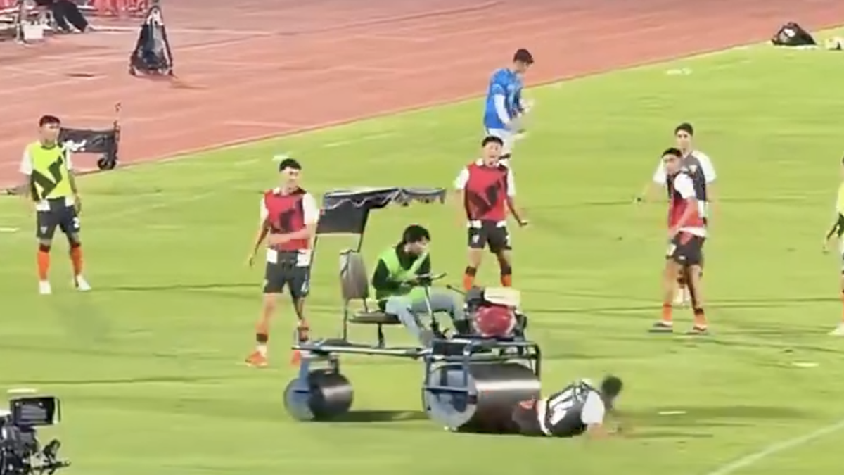 Andros Townsend percuté et écrasé par un rouleau de gazon en Thaïlande