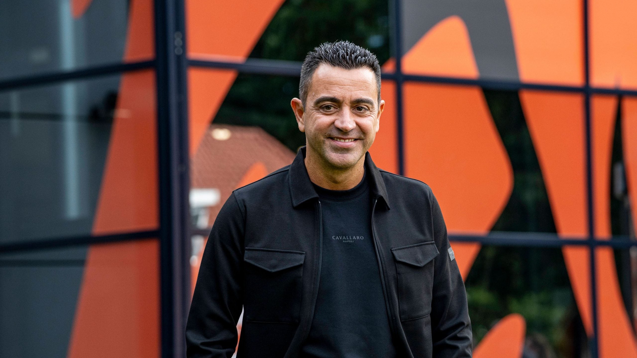 Xavi Observe Virgil van Dijk à Liverpool Pour la Sélection des Pays-Bas