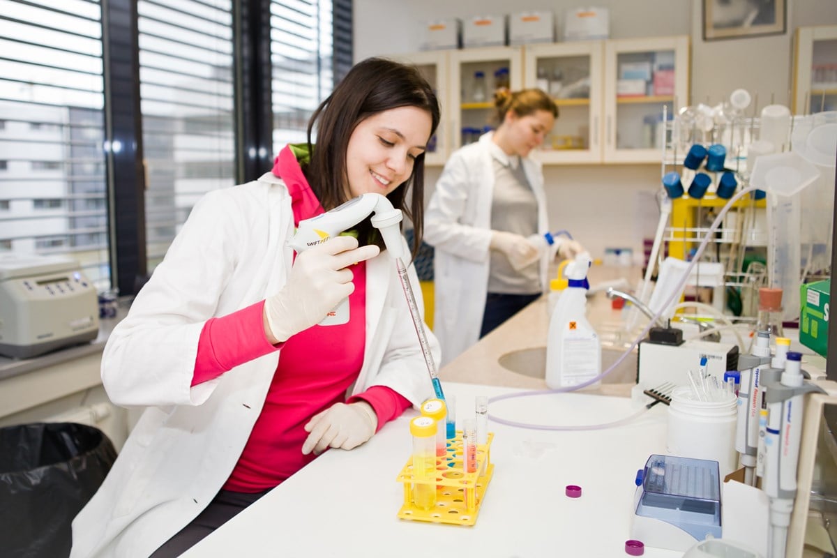 COVID-19 Persistant et Lésions Pulmonaires chez une Patiente Immunodéprimée