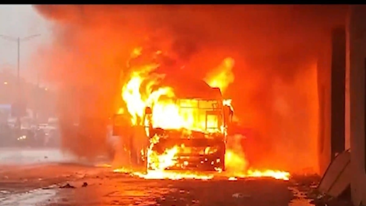 Incendie d'un Bus Interurbain à Mumbai Perturbe le Métro et la Circulation