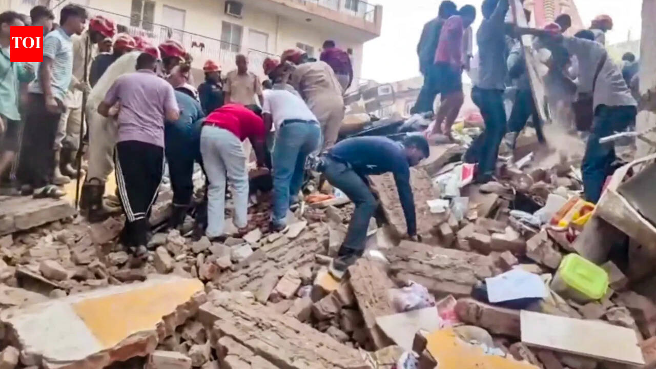 Cinq morts dans l'effondrement d'un immeuble à Satya Niketan