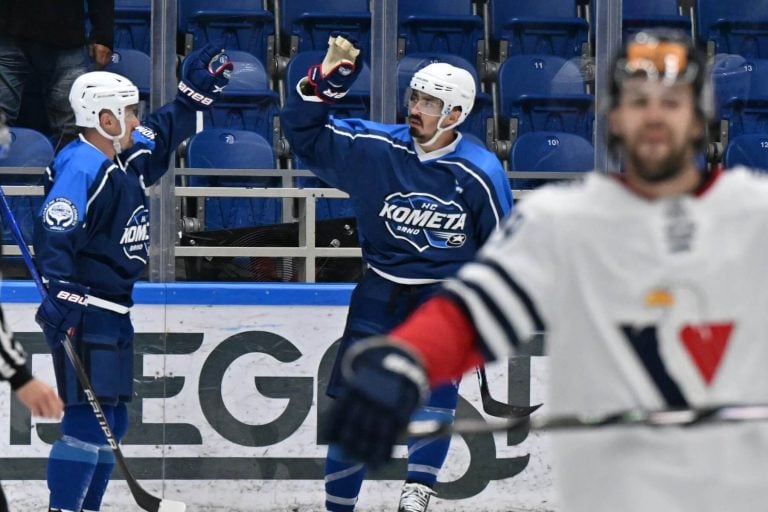 HC Slovan Bratislava s incline face au HC Kometa Brno en prolongation