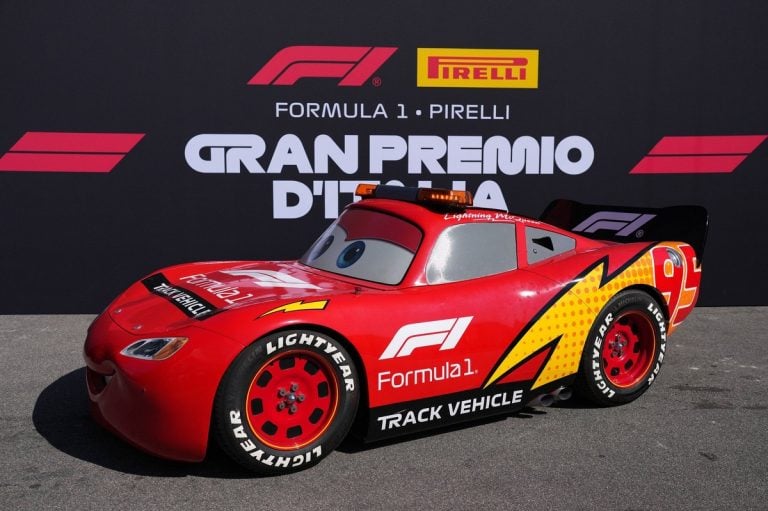 Franco Colapinto s'arrose avec son maté devant Flash McQueen à Monza