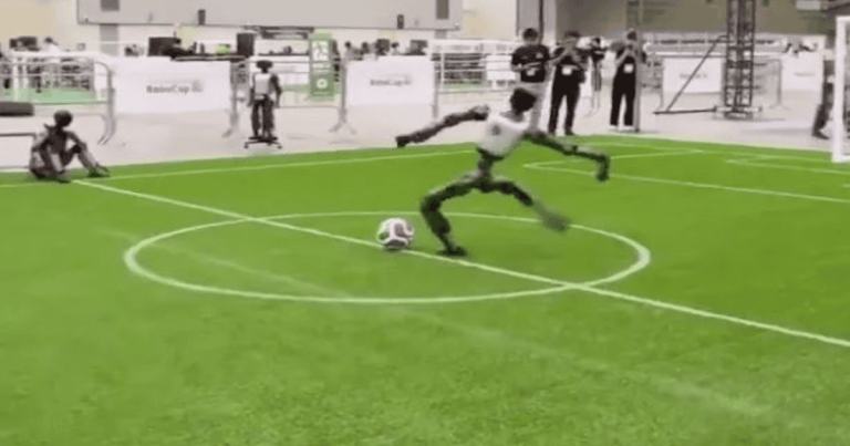 Robot Footballeur : Chute Spectaculaire Lors d'une Démonstration de Tir