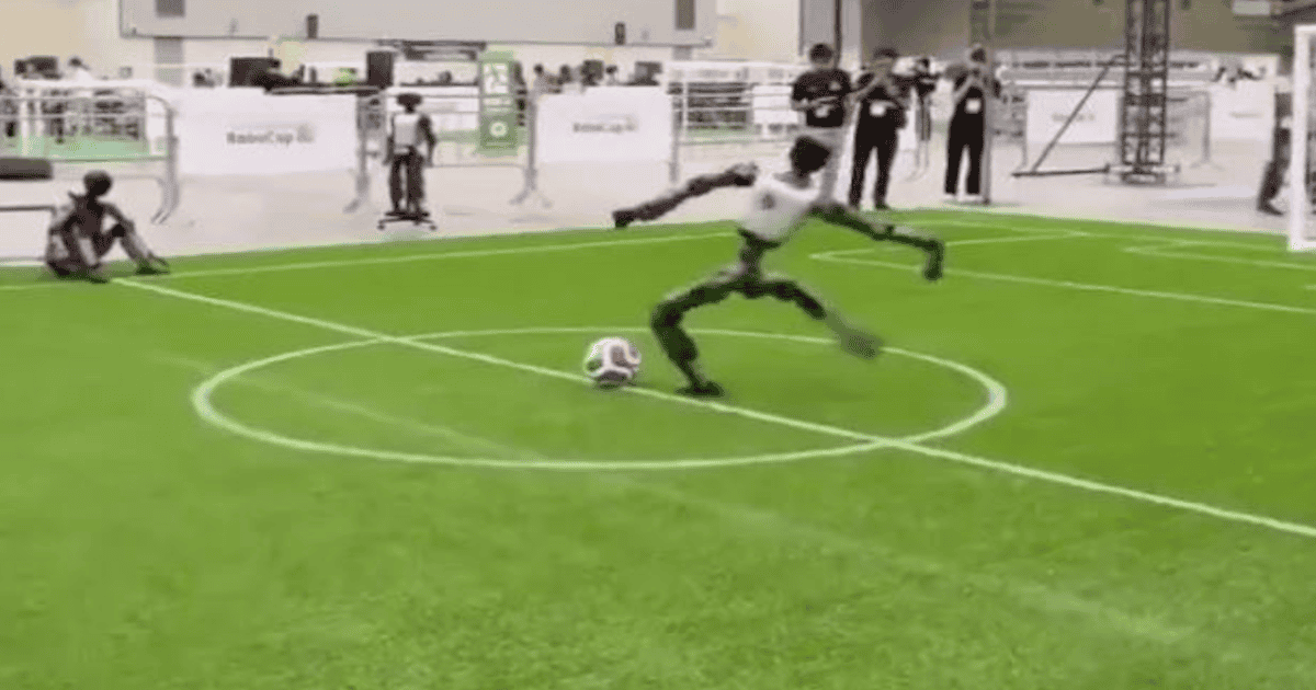 Robot Footballeur : Chute Spectaculaire Lors d'une Démonstration de Tir