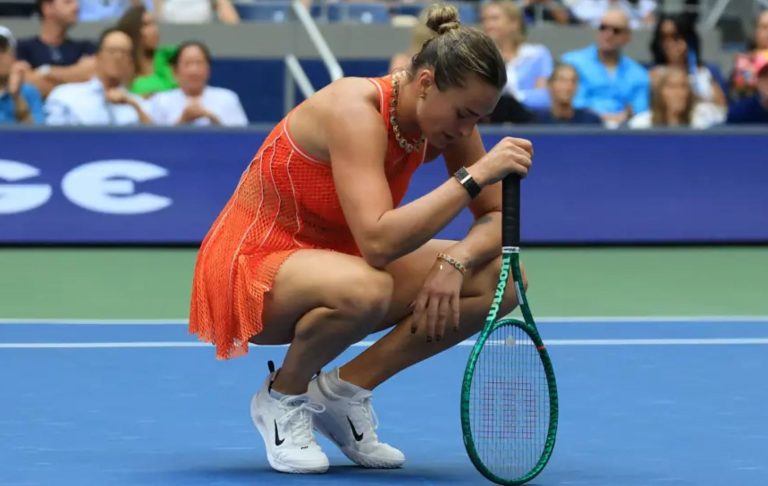 Aryna Sabalenka brise sa raquette après sa défaite en finale de l'US Open