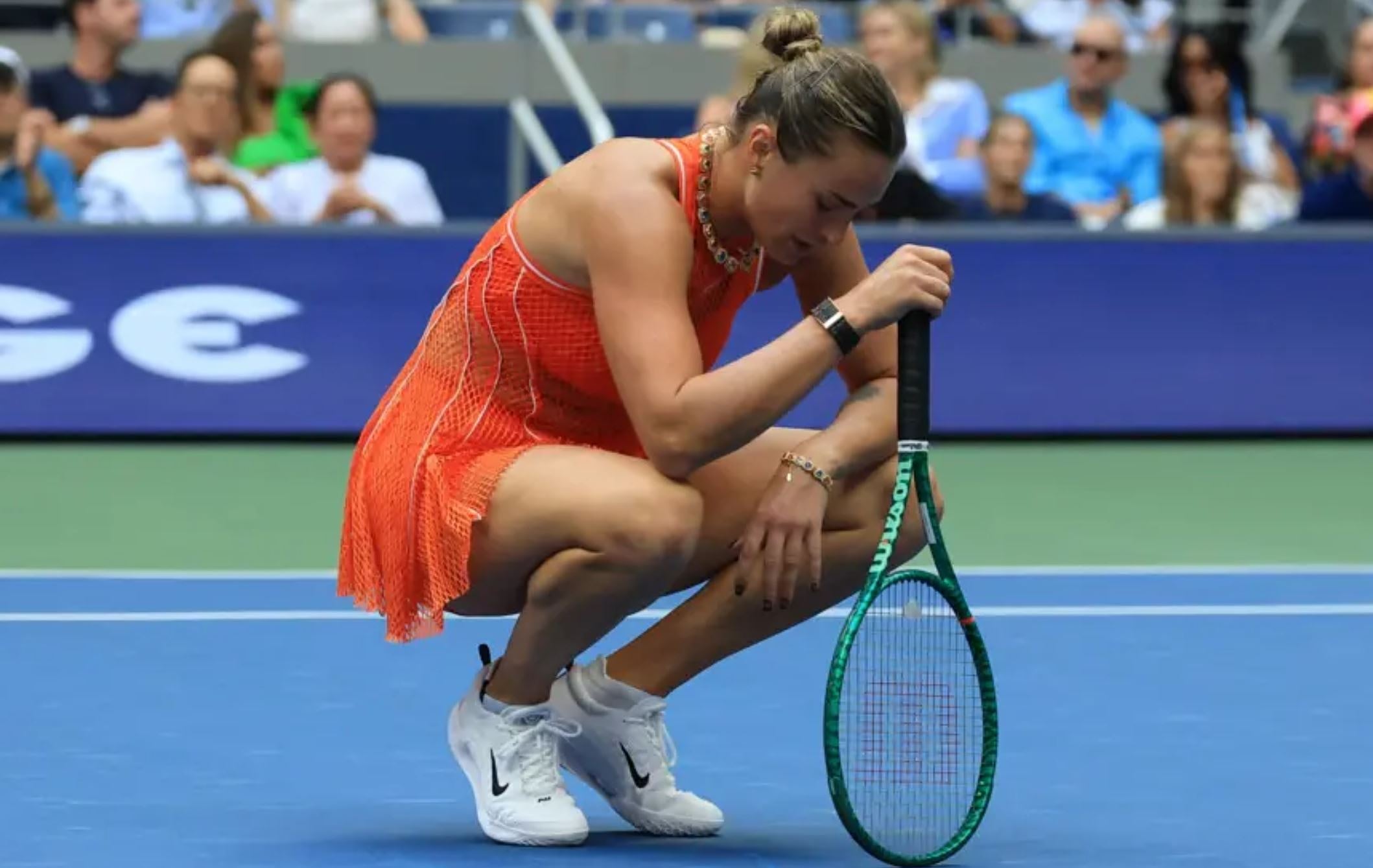 Aryna Sabalenka brise sa raquette après sa défaite en finale de l'US Open
