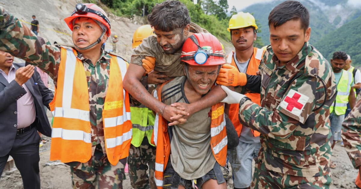 En esta imagen, distribuida por el ejército de Nepal, soldados rescatan con vida a un trabajador atrapado en un túnel