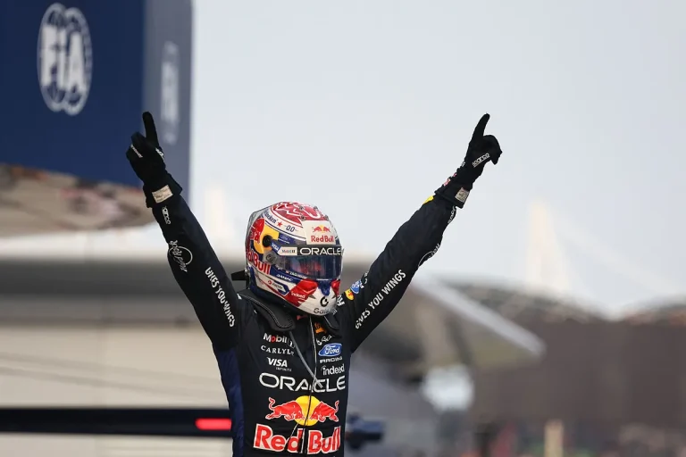 Max Verstappen gagne le Grand Prix de Bahreïn malgré le chaos à Sepang