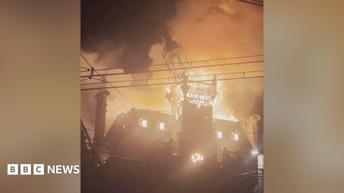 Limoges : des radicaux incendient l'hôtel de ville et sa tour d'horloge