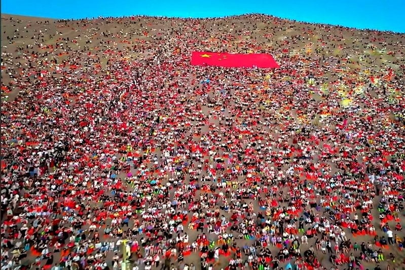 Dunhuang fait face à une affluence record et des chameaux régulés par des feux