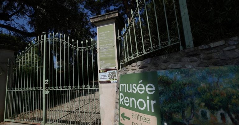 Un panneau indique l’entrée du musée Renoir à Cagnes-sur-Mer, sur la Côte d’Azur, France, le 8 septembre 2026