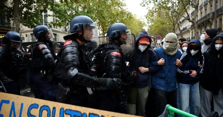La police anti-émeute lors d’une manifestation hors de l’université Sciences Po Paris dans le cadre de manifestations