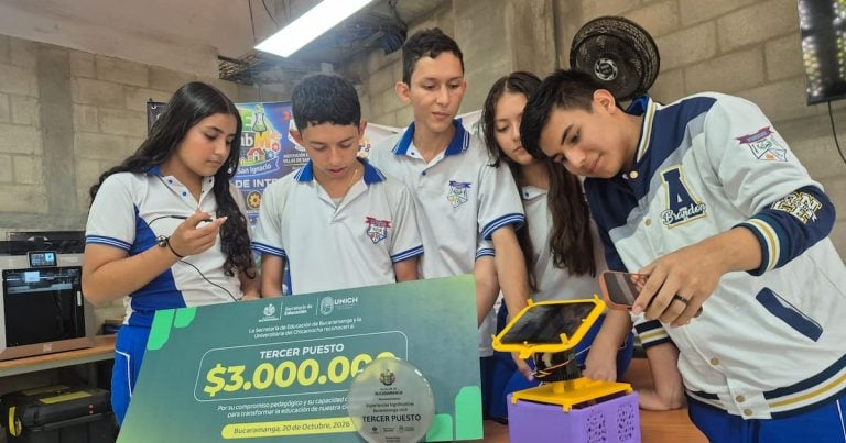Élèves du Collège Villas de San Ignacio créent un panneau solaire intelligent