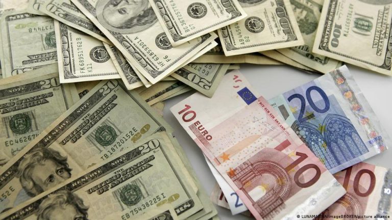 L'euro chute à son plus bas niveau en 17 mois face au dollar