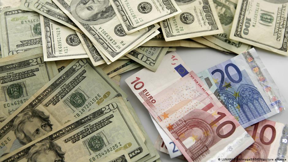 L'euro chute à son plus bas niveau en 17 mois face au dollar