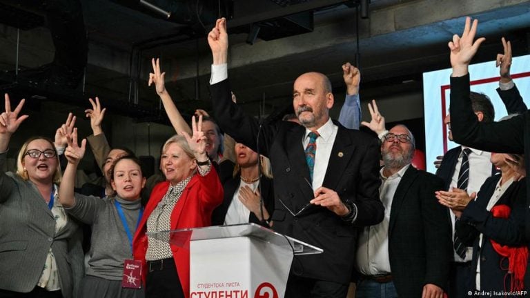 Vuçić reconnaît sa défaite face aux étudiants