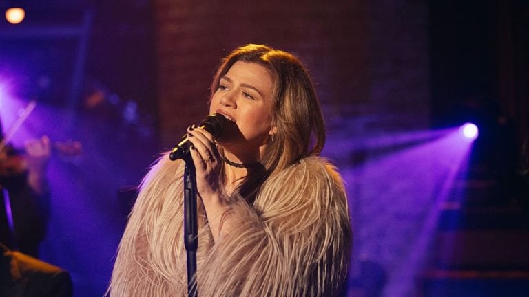 Kelly Clarkson accuse la boutique Art of Play de l'avoir méprisée