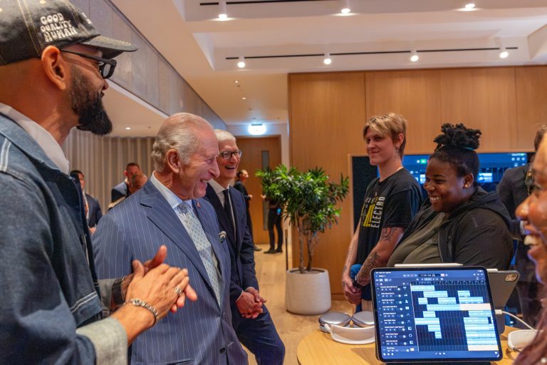 Tim Cook précise son rôle de président exécutif d'Apple lors d'un voyage en Chine