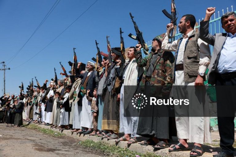 Les Houthis frappent l'aéroport de Riyad, faisant trois morts