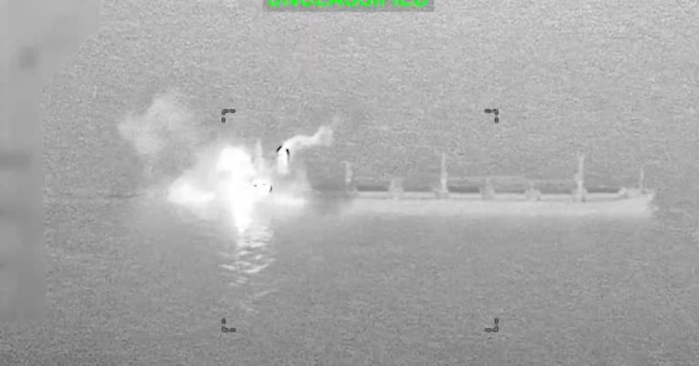 Armée américaine : un cargo immobilisé pour avoir tenté de forcer le blocus
