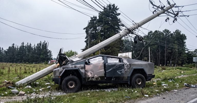 Une Tesla Cybertruck percute un poteau électrique à Rionegro