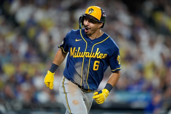 David Hamilton, joueur de troisième but des Brewers de Milwaukee, célèbre son circuit frappé en neuvième manche du quatrième