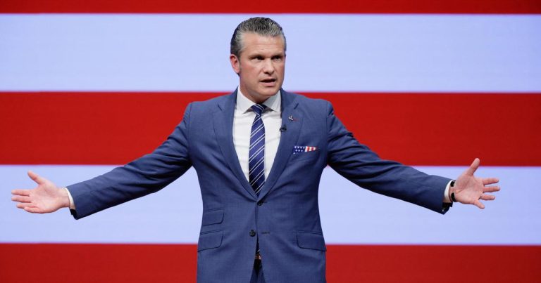 Le secrétaire à la Défense des États-Unis, Pete Hegseth, prononce son discours aux jeunes officiers et leaders enrôlés des