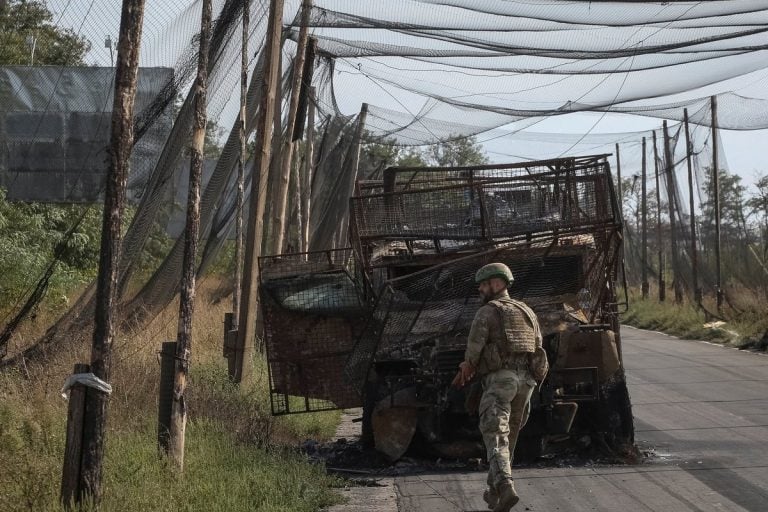Une attaque russe de missiles balistiques a frappé Kyiv tard lundi, faisant un mort et dix blessés
