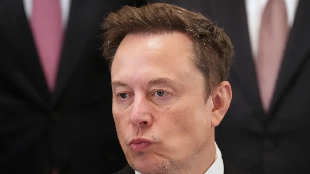 Elon Musk expose par erreur des données personnelles sur X via Grok