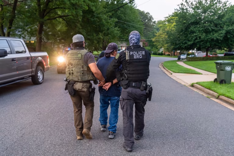 ICE utilise la règle des 90 secondes pour ses arrestations d'immigrés