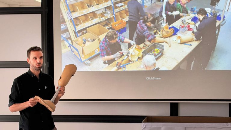 Handicap International recycle des prothèses pour des zones de conflit