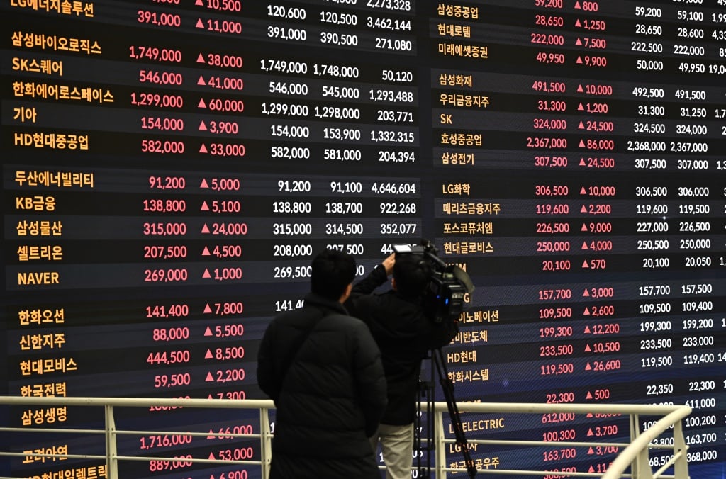 Le pétrole atteint un sommet de 5 mois et pèse sur les bourses