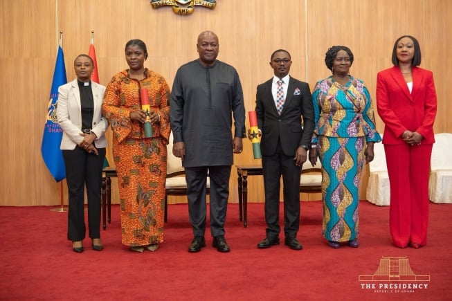 John Dramani Mahama assermente deux nouveaux vice-présidents de la Commission électorale