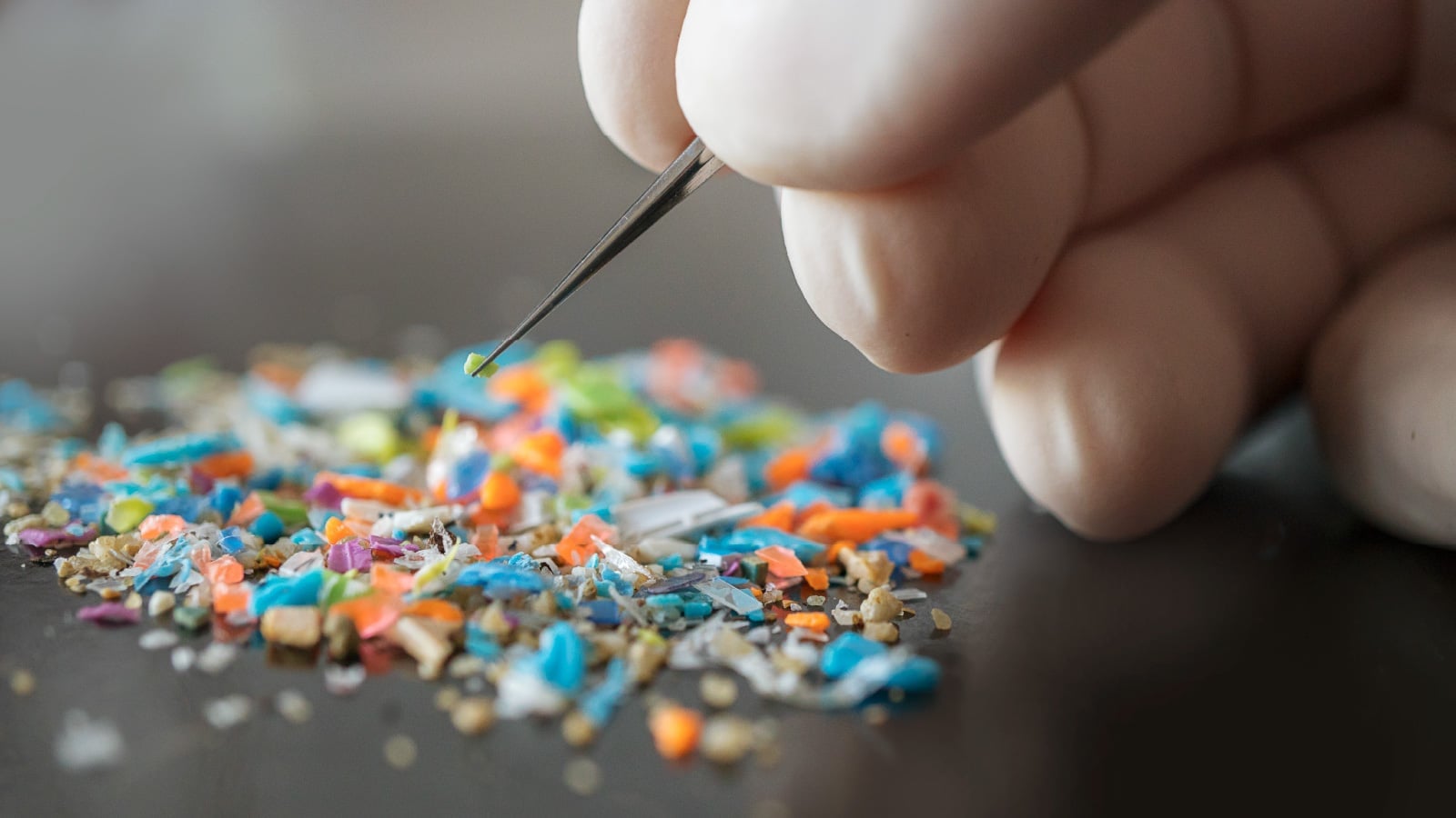 Microplastiques : une étude révèle la formation de radicaux libres