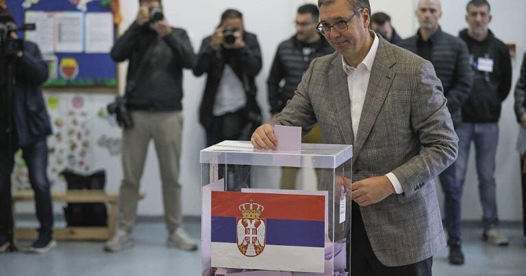Aleksandar Vučić reconnaît sa défaite aux élections en Serbie
