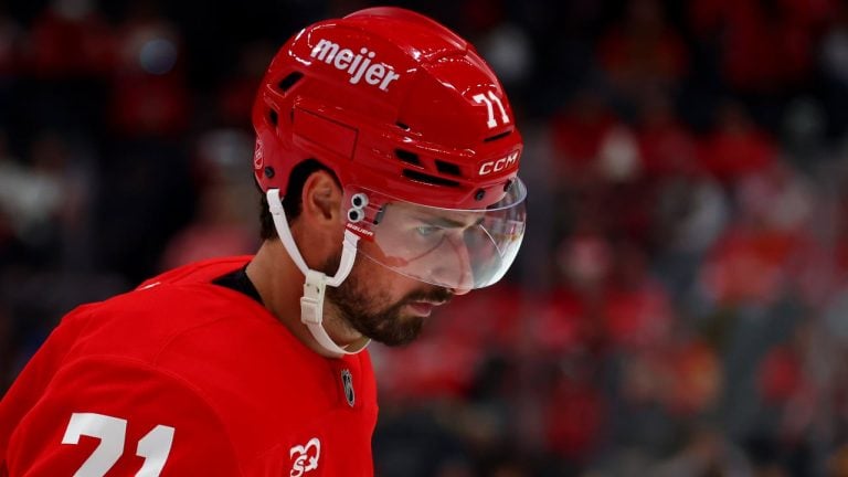 Dylan Larkin hué à Detroit marque un but malgré les tensions