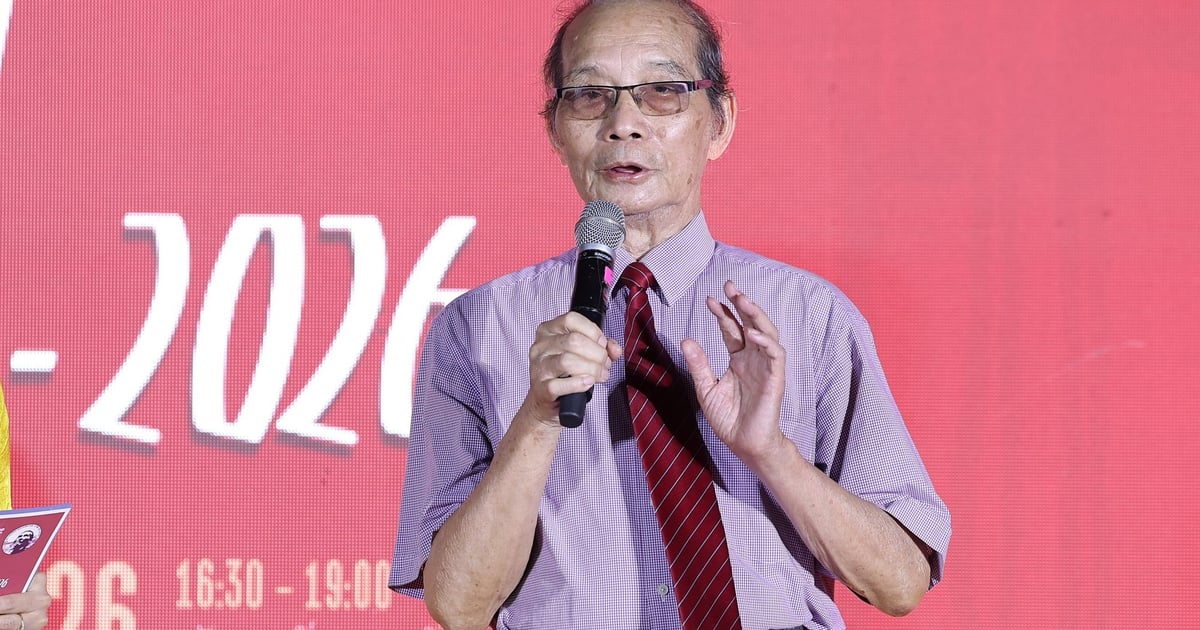 Le poète Bằng Việt reçoit le Grand prix Bùi Xuân Phái
