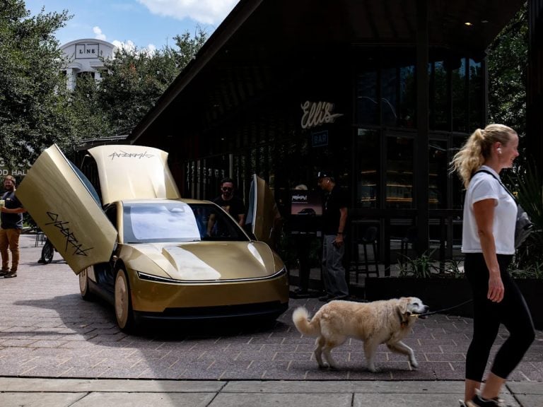 Tesla explique la limitation des robotaxis la nuit par un problème de visibilité