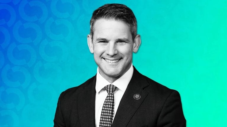 Adam Kinzinger visé par une enquête pour des paris sur Kalshi