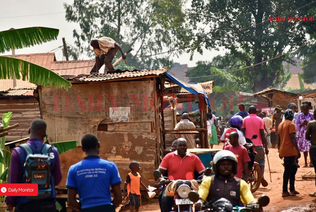 L'URC démolit des constructions illégales sur l'axe Kampala-Kasese