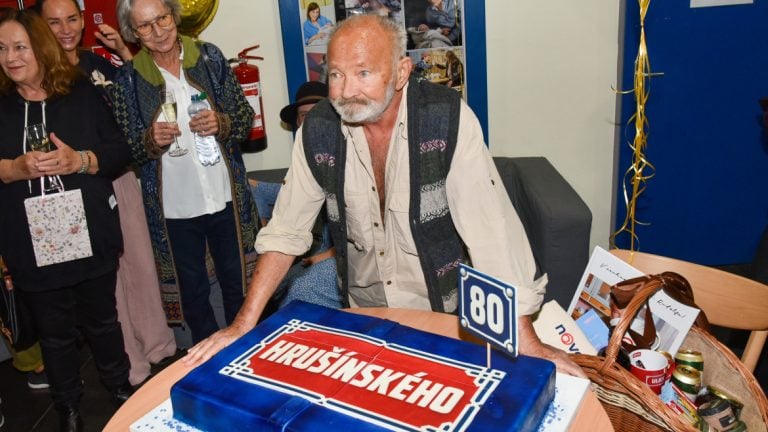Rudolf Hrušínský fête ses 80 ans avec l'équipe de la série Ulice