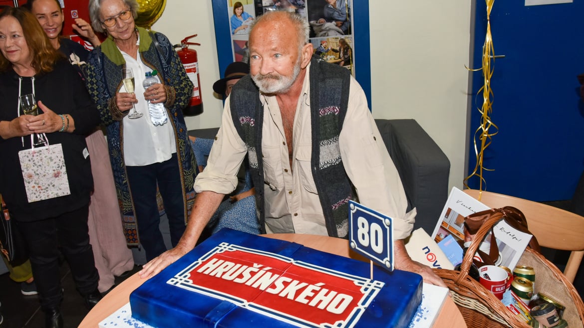 Rudolf Hrušínský fête ses 80 ans avec l'équipe de la série Ulice